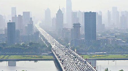 山西太原市迎澤大橋經常塞車。（互聯網圖片）