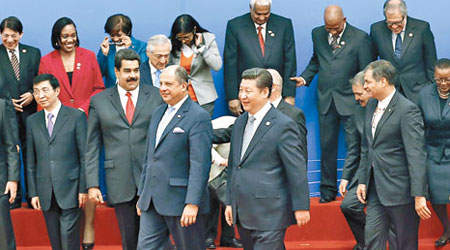 國家主席習近平（前右三）與各國代表進入論壇會場。（中新社圖片）