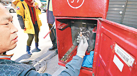 南韓郵局人員打開郵筒清理垃圾。（互聯網圖片）