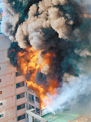 起火大廈冒出大量濃煙。（互聯網圖片）