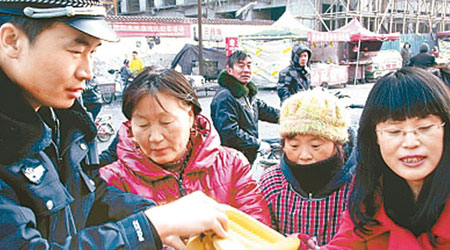 警員在街頭賣香蕉，市民搶購。（互聯網圖片）