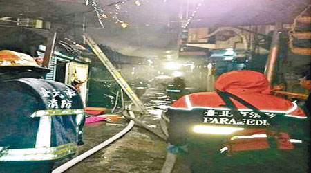 台北消防人員抵達火災現場灌救。（互聯網圖片）