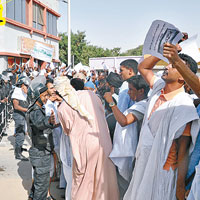 毛里塔尼亞<br>大批示威者與警員對峙。（法新社）