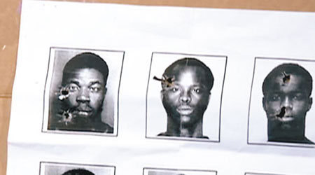 警局將多名被捕黑人疑犯的大頭照，貼在靶紙上供警員練習射擊。（互聯網圖片）