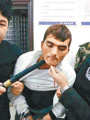逃走的偷渡新疆維族男子，最後被圍捕警員捉拿。（互聯網圖片）