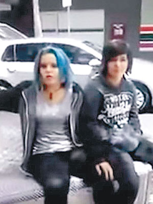 打人的藍髮少女（左）與巴茲利（右）。（互聯網圖片）