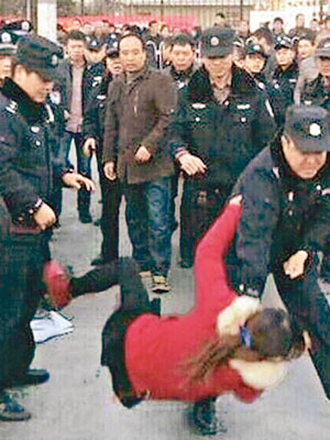 警方摔倒一名示威者。（互聯網圖片）