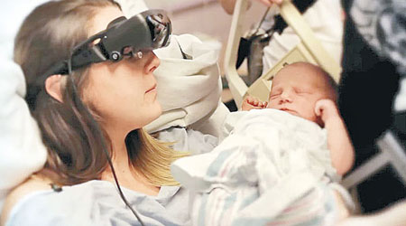 失明的貝茨戴上高科技眼鏡，得以親眼看到愛兒。（互聯網圖片）