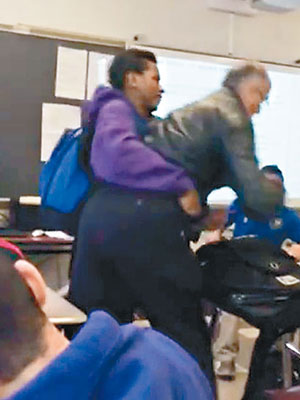 男生從後抱着男教師，欲強搶手機。（互聯網圖片）