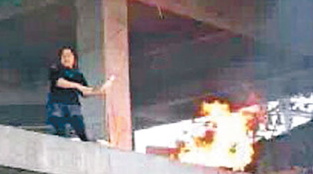 與警方對峙的柯妻在屋頂投擲汽油彈。（互聯網圖片）