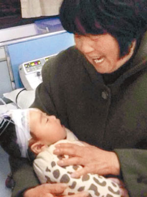家屬抱起經搶救不治的男嬰痛哭。（互聯網圖片）