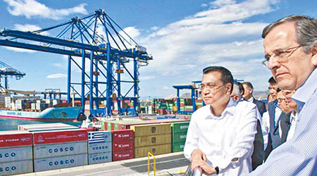 李克強（左）去年與時任希臘總理薩馬拉斯考察中遠比雷埃夫斯貨櫃碼頭。（互聯網圖片）