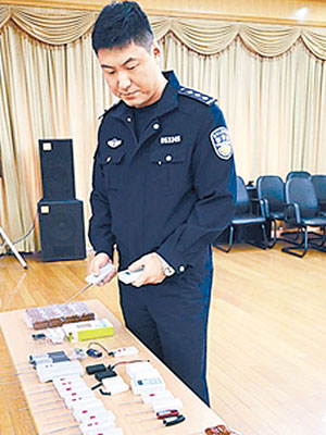 警方繳獲逾百部「地磁感應解碼器」。（互聯網圖片）