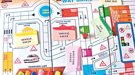 塞拉利昂考生要玩以交通條例為基礎的紙板遊戲。（互聯網圖片）