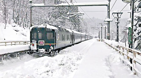 一輛JR列車因風雪停駛。（互聯網圖片）