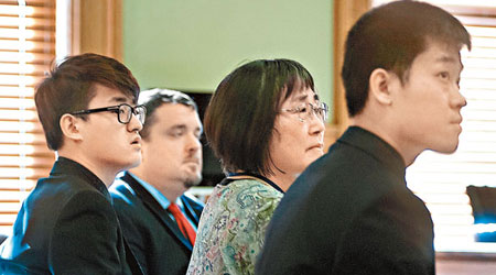 被告李夢龍（右）和高山（左）出庭應訊。（互聯網圖片）