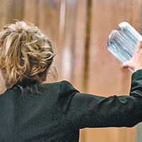 律師展示被告用以打人的膠樽。（互聯網圖片）