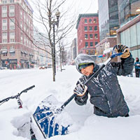 波士頓積雪及至半身，民眾急忙清理。（互聯網圖片）