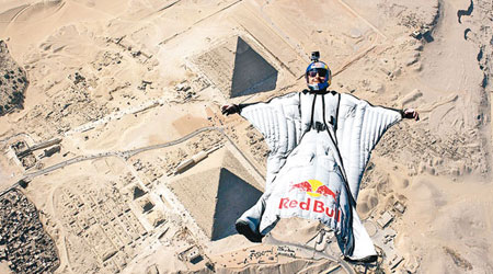 迪蒙在金字塔上空自在滑翔。（互聯網圖片）