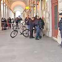 法國南部周二有三名反恐士兵遇襲，警方事後在案發現場調查。（互聯網圖片）