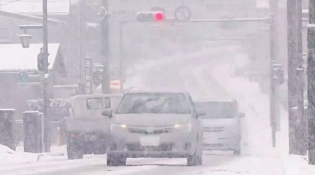 神奈川縣司機冒着大雪行車。（互聯網圖片）