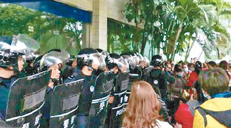 大批防暴警察到場與工人對峙，氣氛緊張。（互聯網圖片）