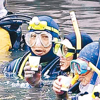 當局繼續搜索失蹤者，搜救人員在河面上喝薑茶取暖。（互聯網圖片）