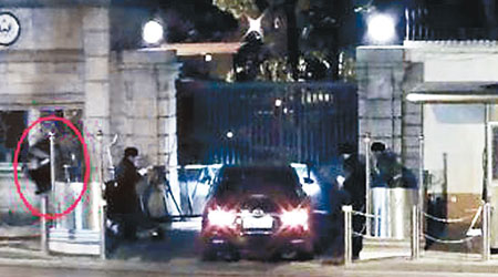 一名男子駕車撞美國駐上海領事館，將武警撞飛（紅圈示）。（互聯網圖片）