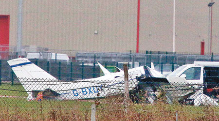 飛機墜落後嚴重損毀。（互聯網圖片）