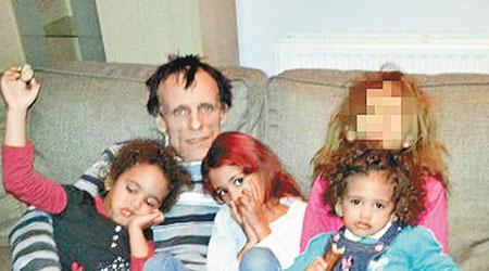 烏林（後排左）痛失三名女兒。（互聯網圖片）