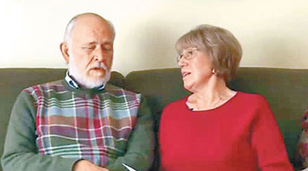 布雷斯南（左）四十年來每天都為妻子寫情書。（互聯網圖片）