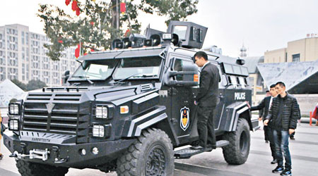 杭州警方在廣場公開展示防暴裝甲車「劍齒虎」。（中新社圖片）