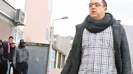 克萊因（前）以猶太人打扮穿梭巴黎街頭，被一群青年譏諷。（互聯網圖片）