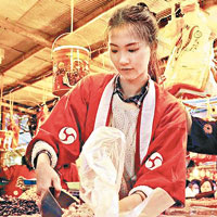 台北<br>台北有美女擺賣年貨促銷。（互聯網圖片）