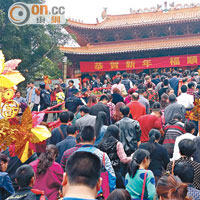 深圳弘法寺<br>大批善信登山到弘法寺上香祈福。（本報深圳傳真）