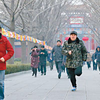 北京雍和宮<br>市民奔跑到北京雍和宮搶燒新年頭香。（中新社圖片）