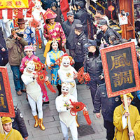 浙江<br>演員身穿「羊服」在杭州河坊街巡遊。（中新社圖片）