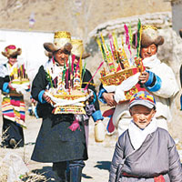 西藏<br>西藏達孜村村民結伴去拜年。（中新社圖片）