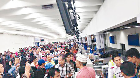 機場內擠滿滯留的乘客。（互聯網圖片）