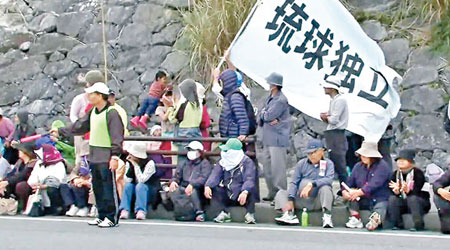 大批民眾在美軍軍營外抗議。（互聯網圖片）