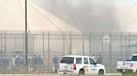 監獄多處被縱火，冒起濃煙。（互聯網圖片）