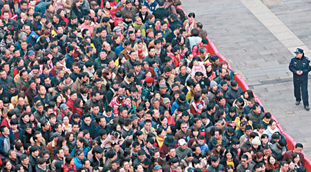 數十萬市民前往武漢歸元寺拜祭，誇張場面堪比春運。（互聯網圖片）