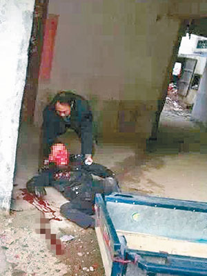受傷警員被斬至血流披面。（互聯網圖片）