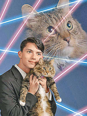 羅德里格斯與愛貓的另類合照熱爆網絡。（互聯網圖片）