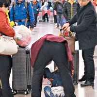 北京西站有大人扶着小孩隨地小便。（互聯網圖片）