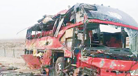 新疆巴士翻側，致廿二死，三十八傷。（互聯網圖片）