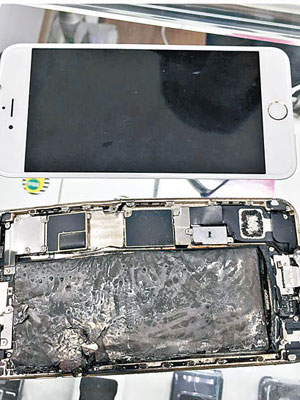 手機螢幕完好，但機背被炸至變形。（互聯網圖片）