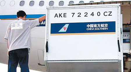 傳有上海旅客在日本掃貨後，租用如圖中同類型的貨櫃空運戰利品。（互聯網圖片）