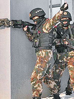 新疆女子特勤隊曾使用拐彎槍進行訓練。（互聯網圖片）