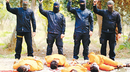 IS槍決四名被指為伊拉克政府當間諜的男子。（互聯網圖片）